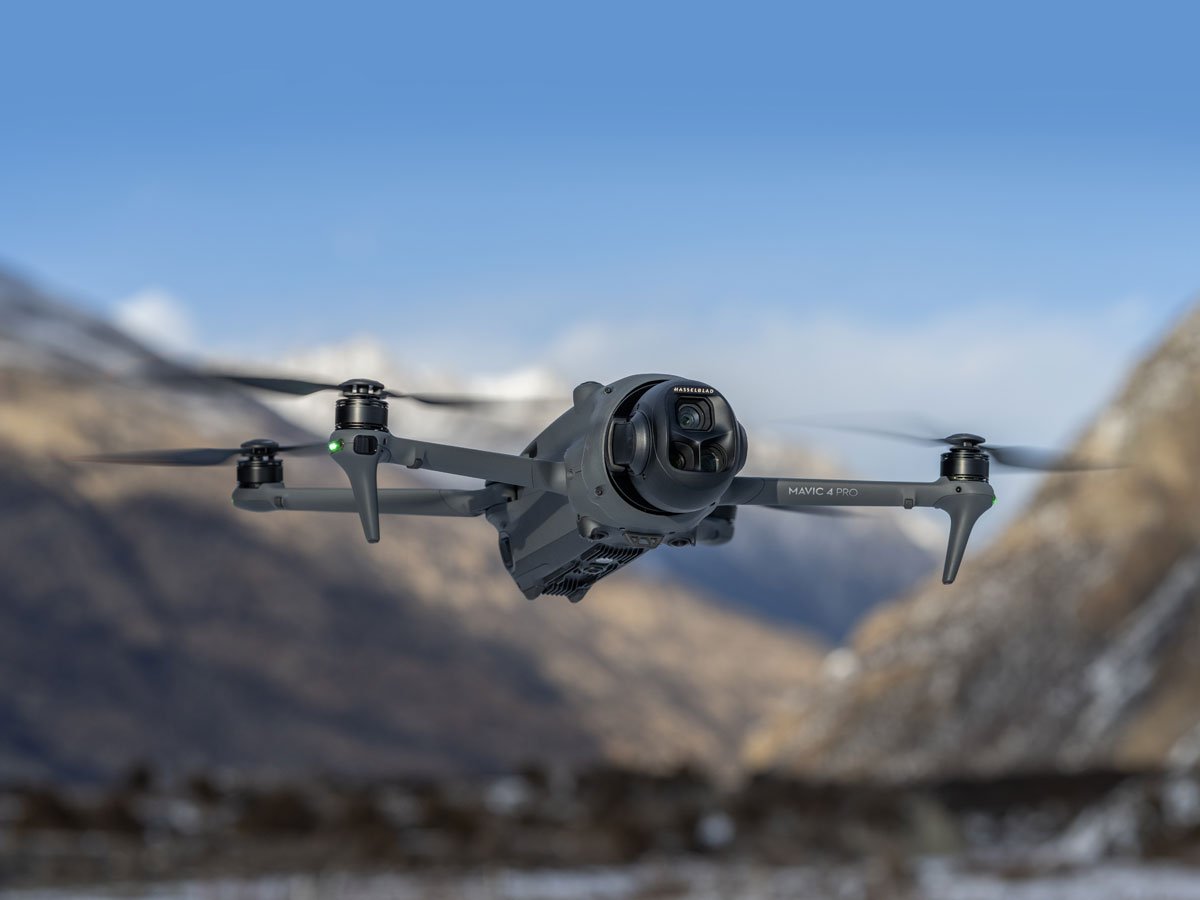 Dron DJI Mavic 4 Pro - Grafika lifestyle