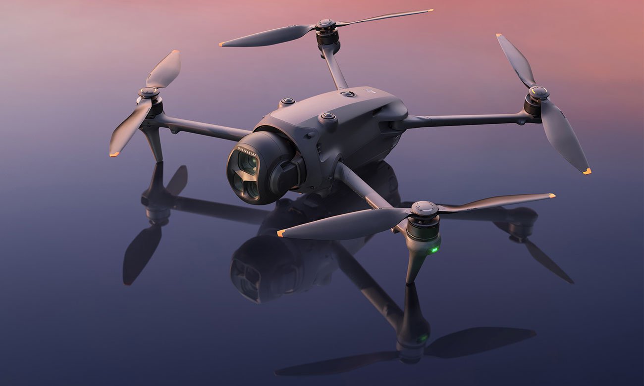 Dron DJI Mavic 4 Pro - Grafika lifestyle