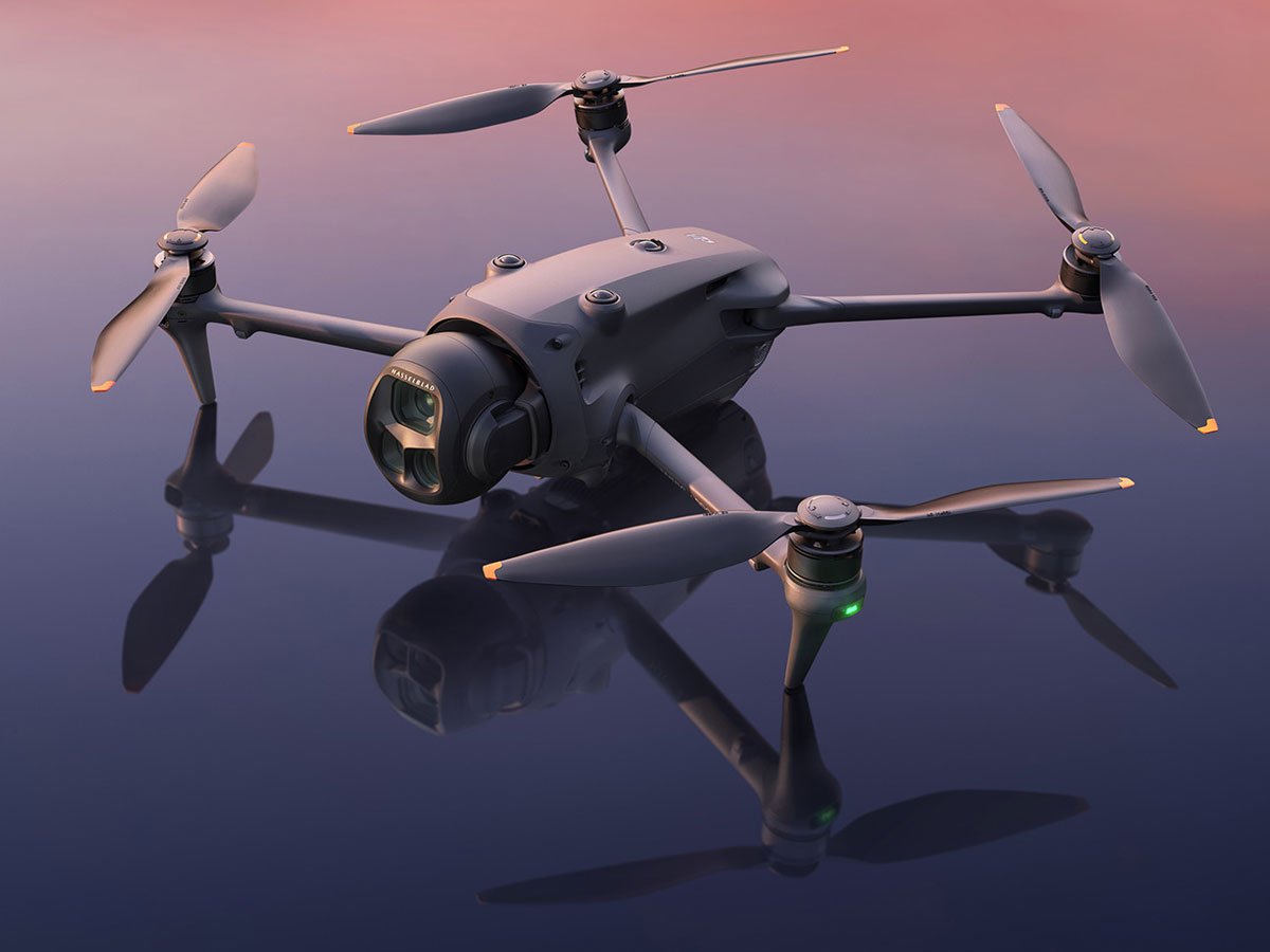 Dron DJI Mavic 4 Pro - Grafika lifestyle