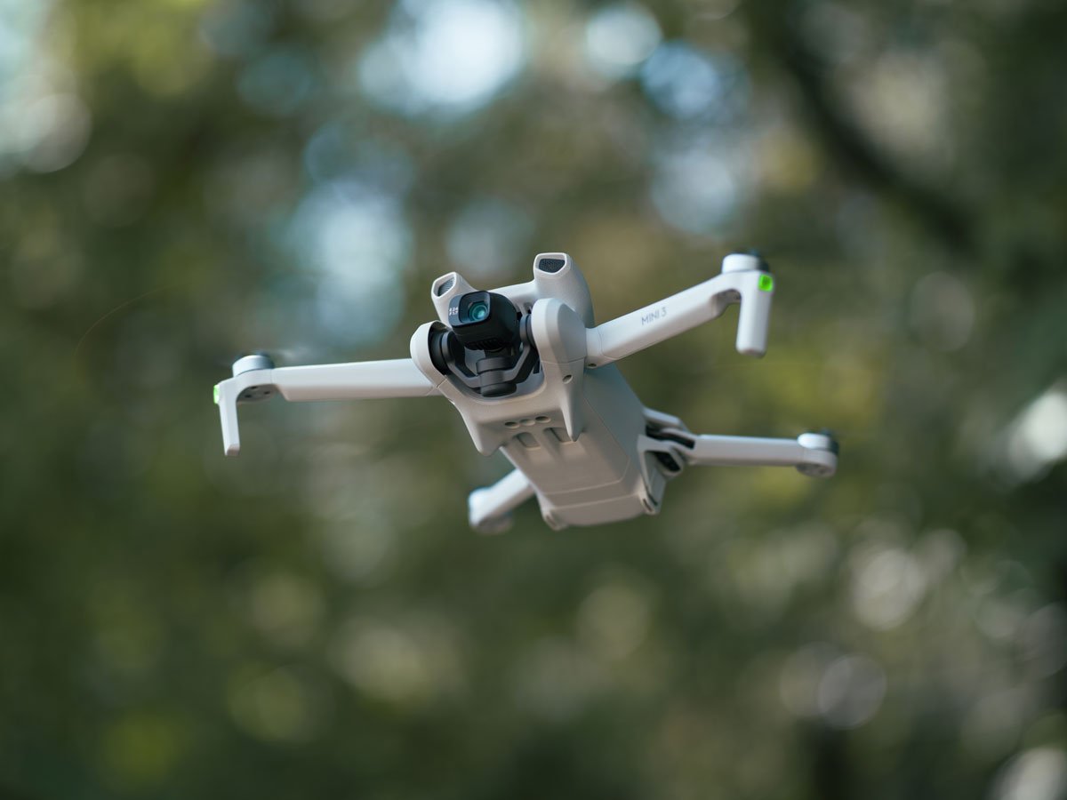 Dron DJI Mini 3 - Grafika lifestyle