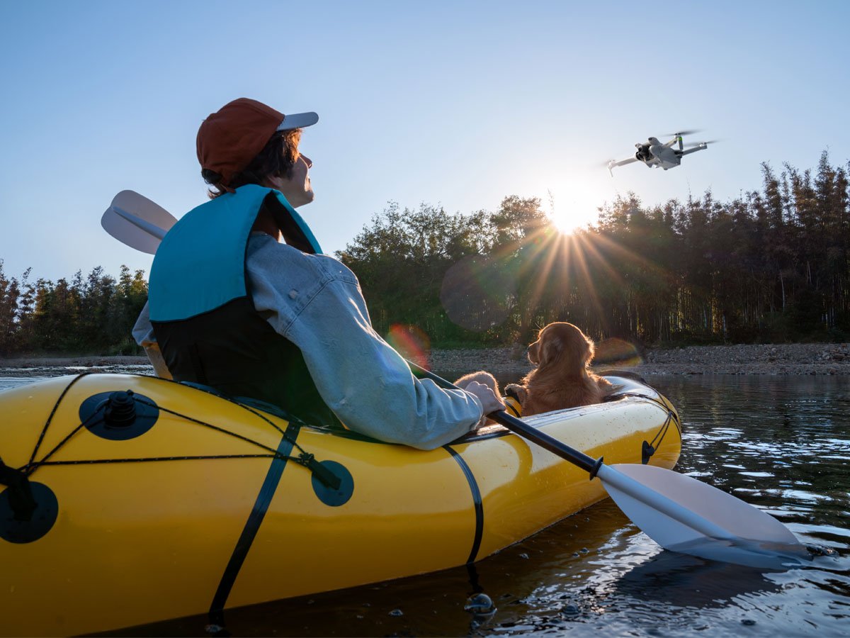 Dron DJI Mini 3 - Grafika lifestyle