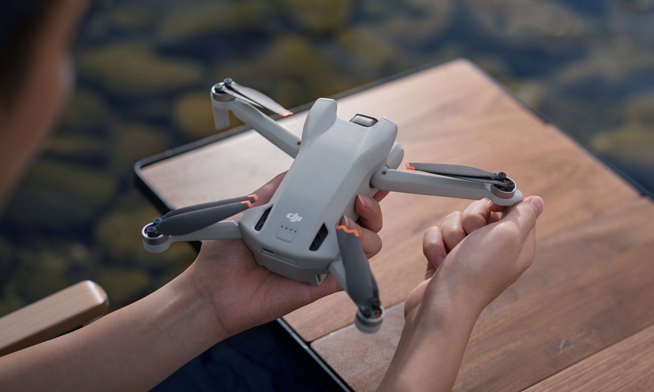 Dron DJI Mini 3 - Grafika lifestyle