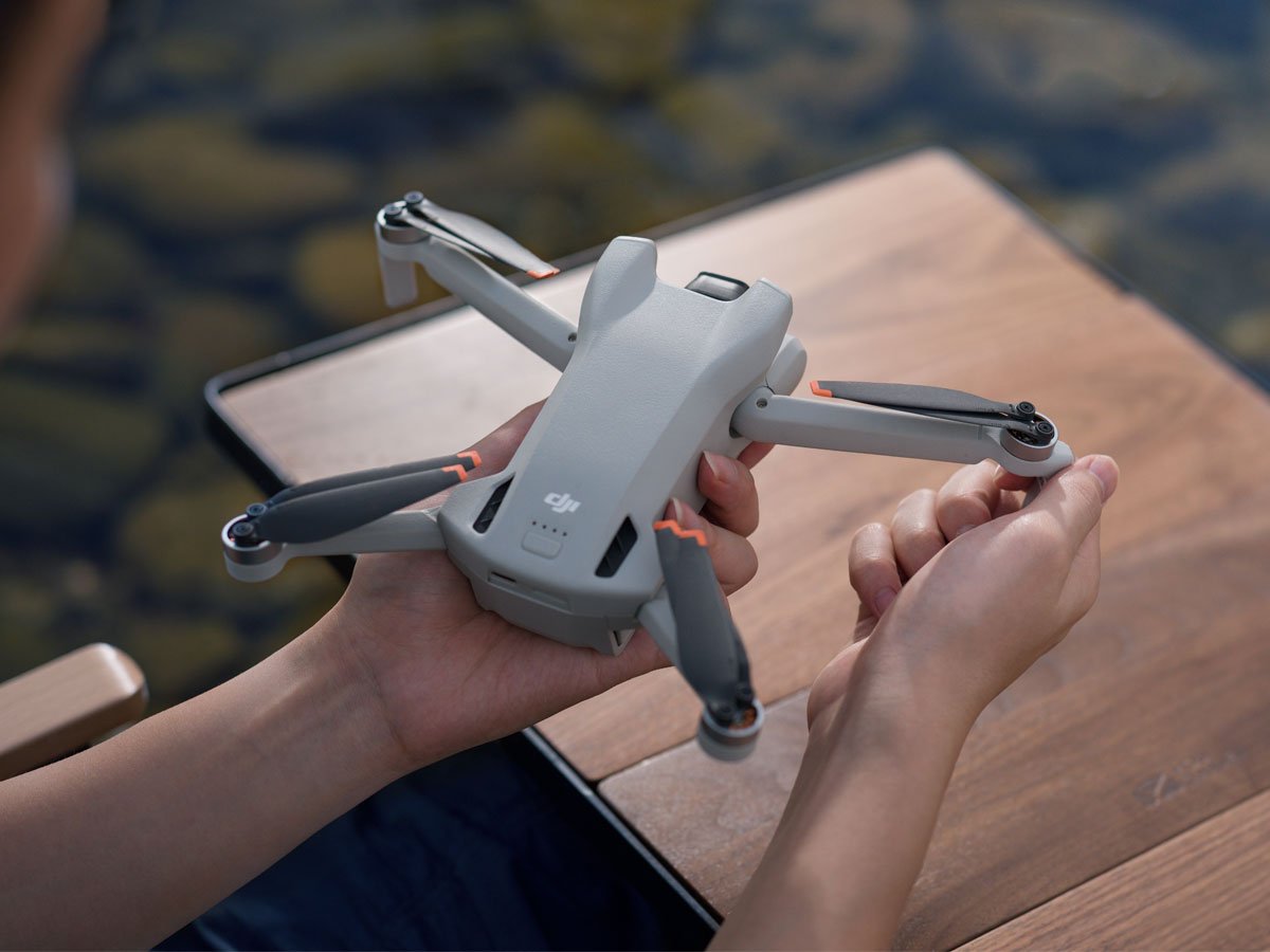 Dron DJI Mini 3 - Grafika lifestyle