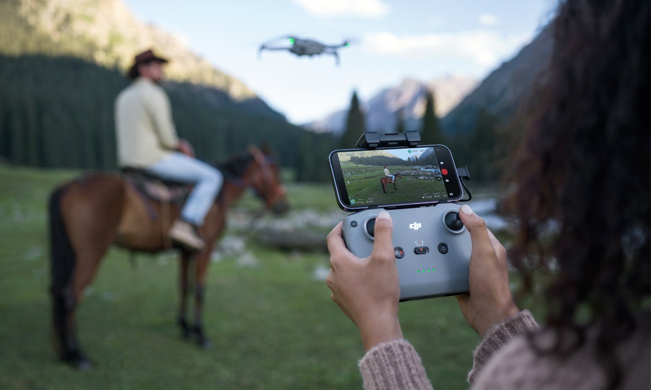 Dron DJI Mini 4 Pro z kontrolerem RC-N2 - Grafika lifestyle