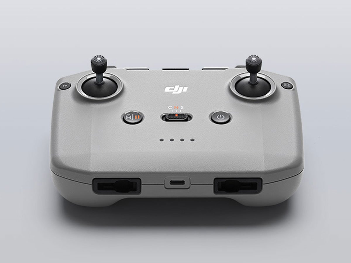DJI RC-N3 Remote Controller - Widok od dołu pod kątem, grafika z tłem