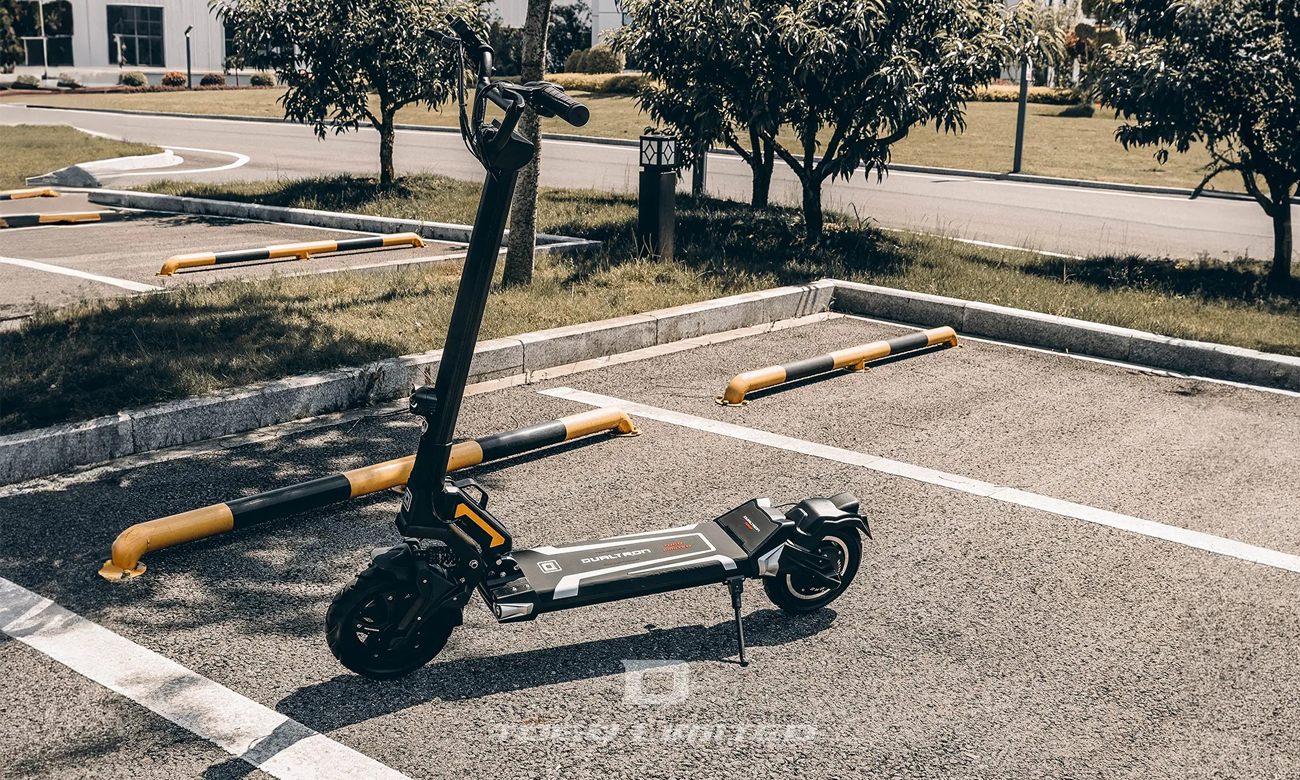 Hulajnoga elektryczna Dualtron Togo Limited - Grafika lifestyle