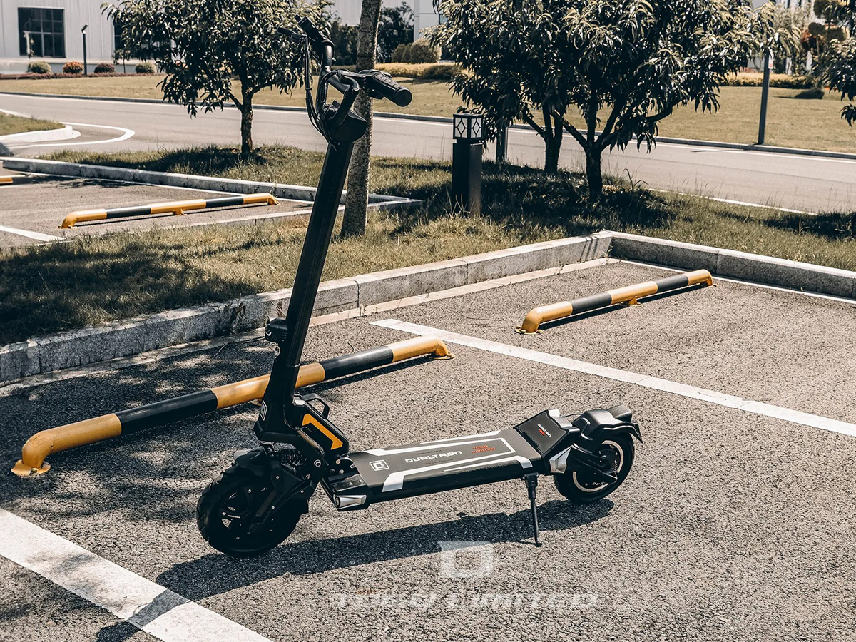 Hulajnoga elektryczna Dualtron Togo Limited - Grafika lifestyle