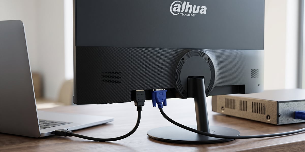 Tył monitora Dahua z podłączonym kablem HDMI do laptopa oraz niebieskim wtykiem VGA do rejestratora