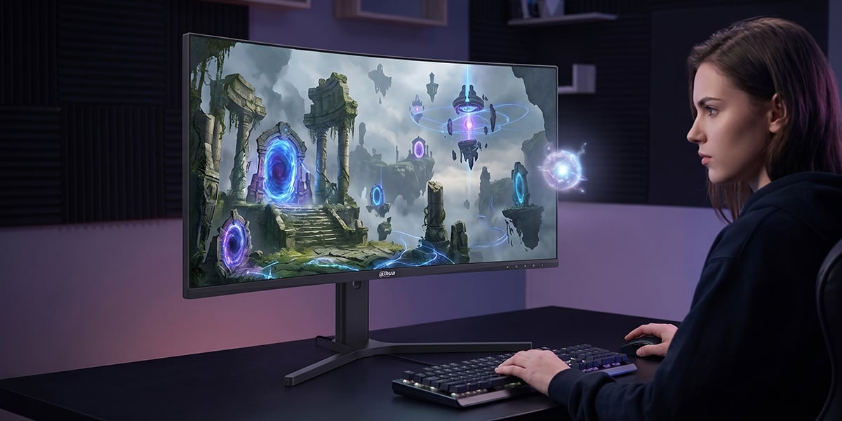 Kobieta patrzy na zakrzywiony monitor Dahua i gra w grę ze starożytnymi portalami fantasy, z których uwalnia się świecąca, lewitująca kula.