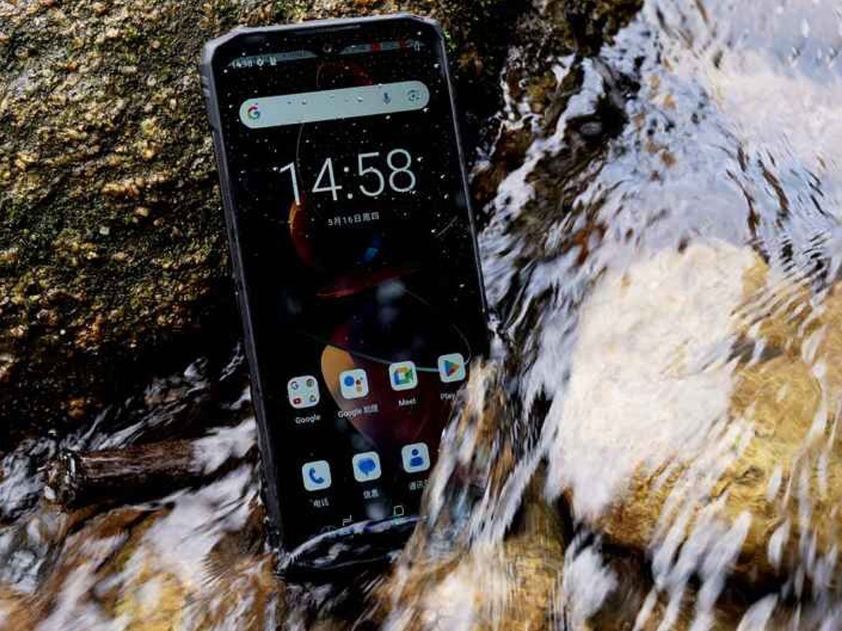 Smartfon Doogee Blade 10 Ultra pod strumieniem wody