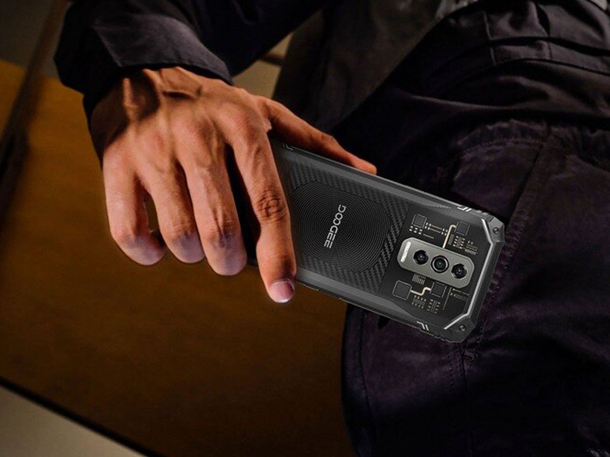 Smartfon Doogee Blade 10 Ultra wyciągany z kieszeni