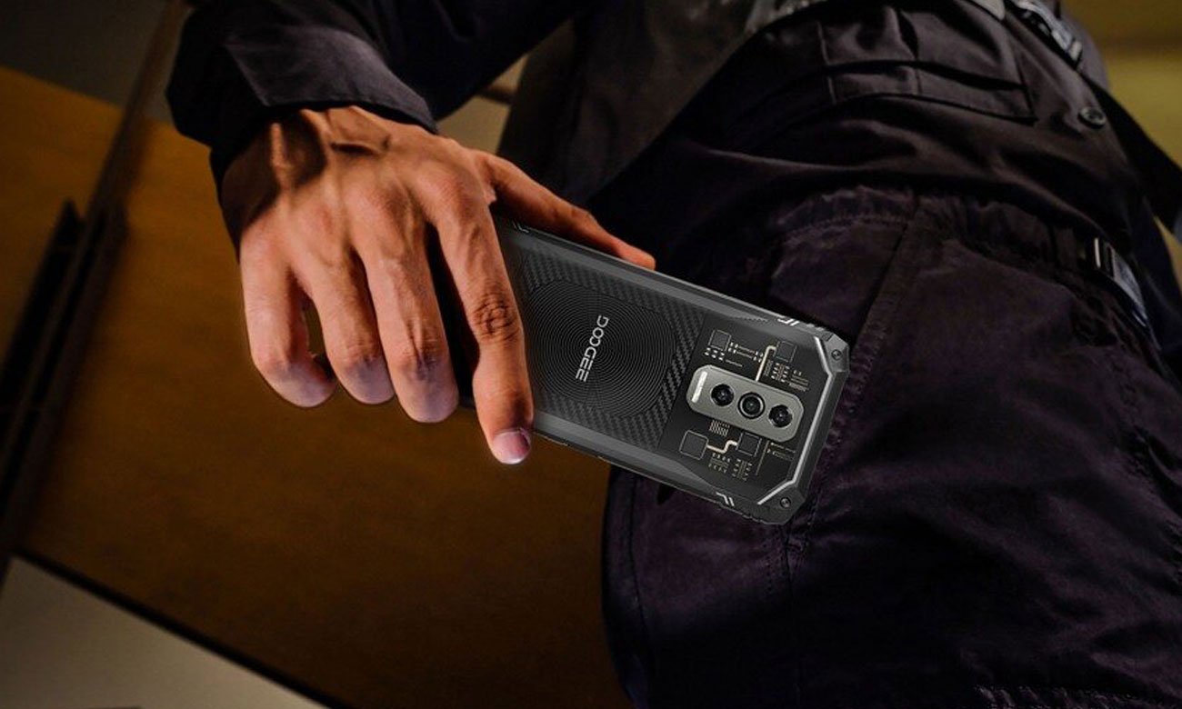 Smartfon Doogee Blade 10 Ultra wyciągany z kieszeni