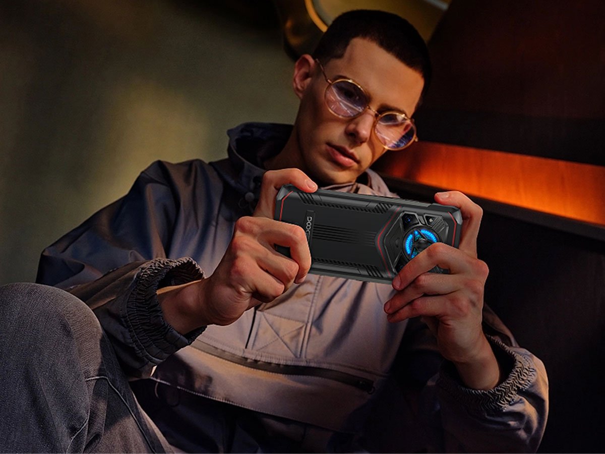 Smartfon Doogee Blade 20 Play 5G Srebrny mężczyczna grający na telefonie