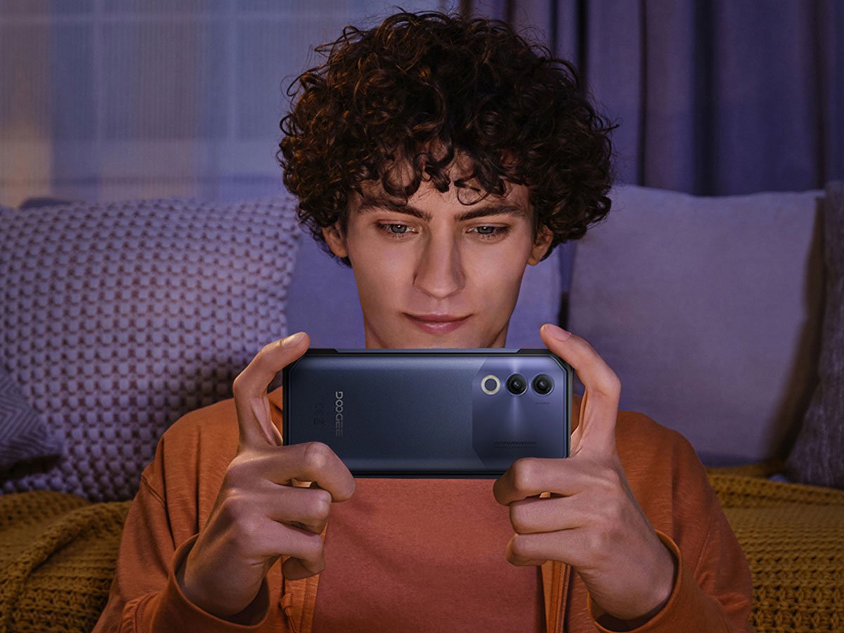 Smartfon Doogee Blade 20 mężczyczna podczas rozgrywki