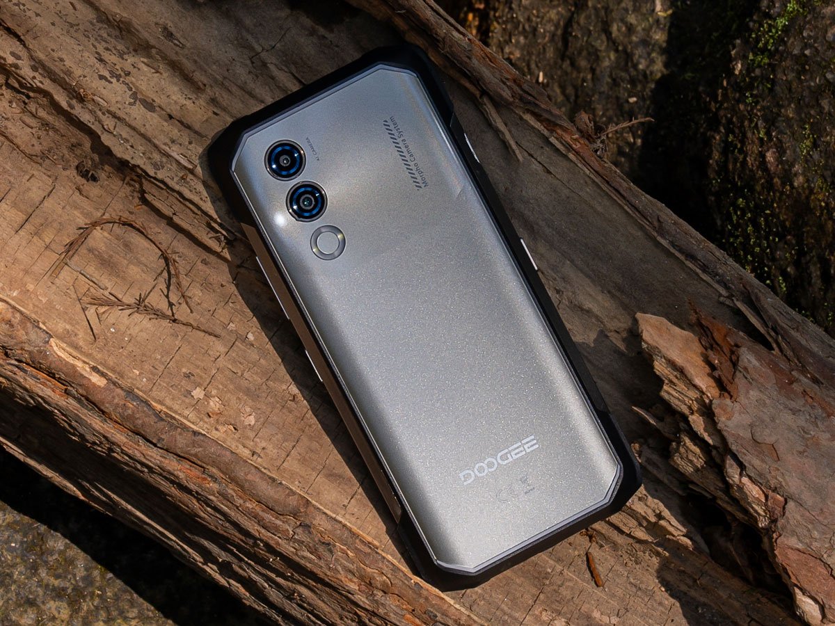 Smartfon Doogee Blade 20 na drewnianym pieńku