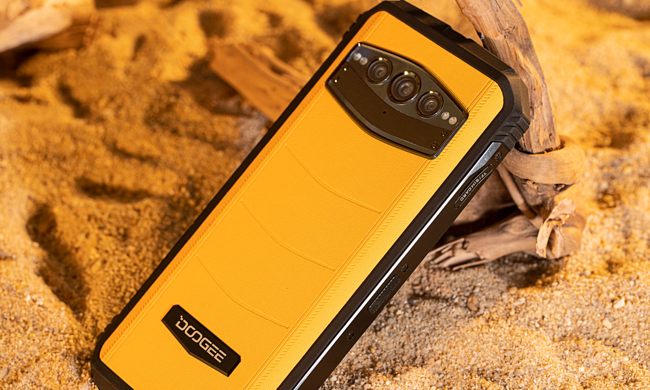 Doogee S100 pomarańczowy na piasku