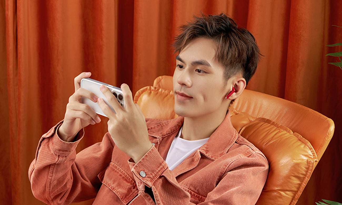 Słuchawki bezprzewodowe Edifier HECATE GM3 Plus Czerwone - Grafika lifestyle