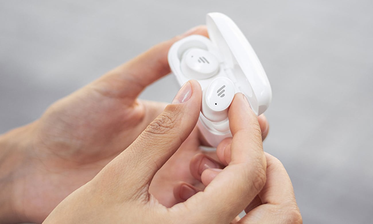 Słuchawki bezprzewodowe Edifier TWS1 Pro 2 ANC Białe - Grafika lifestyle