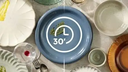 Ikona 30 minut nałożona na kolorowe talerze leżące na stole