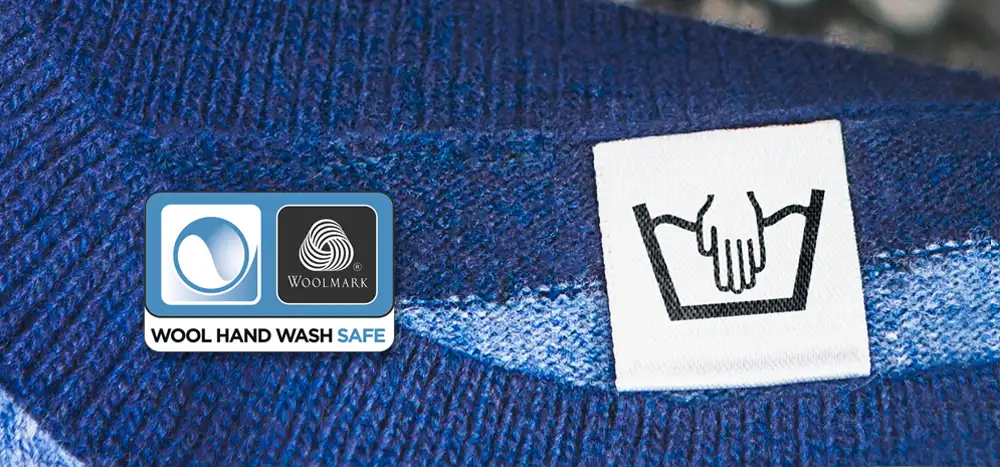 Niebieski sweter z naniesioną ikoną Woolmark Blue
