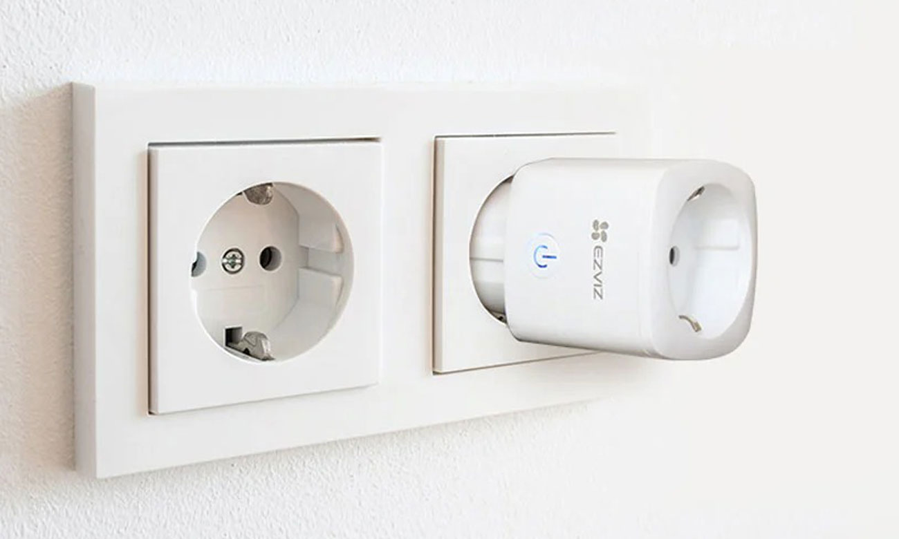 Inteligentna wtyczka EZVIZ T30-10B Smart Plug - Widok wtyczki z przodu