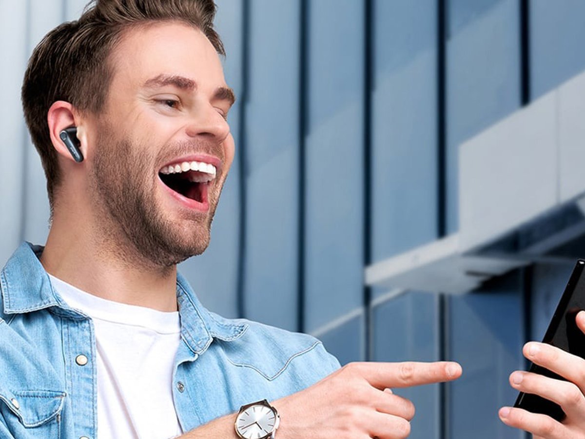 Słuchawki bezprzewodowe EarFun Air Pro 4 ANC Czarne - Grafika lifestyle