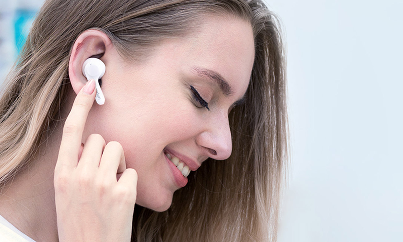 Kobieta słucha muzyki w słuchawkach EarFun Air