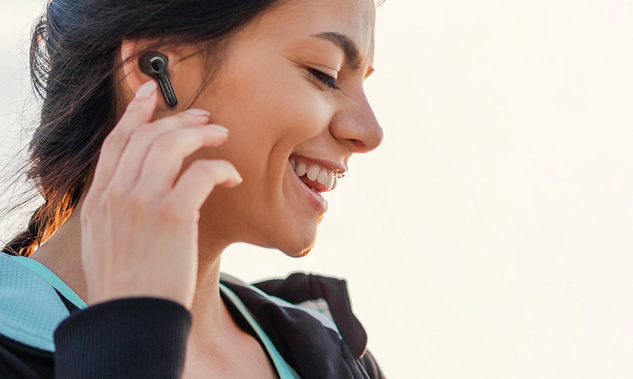 Kobieta słucha muzyki z słuchawek EarFun Air Pro 2