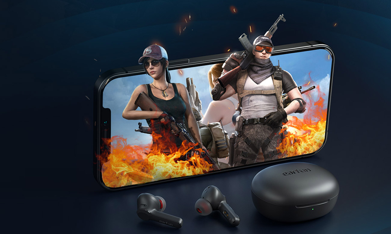 Słuchawki EarFun Air Pro 2 przy etui ładującym oraz smartfonie