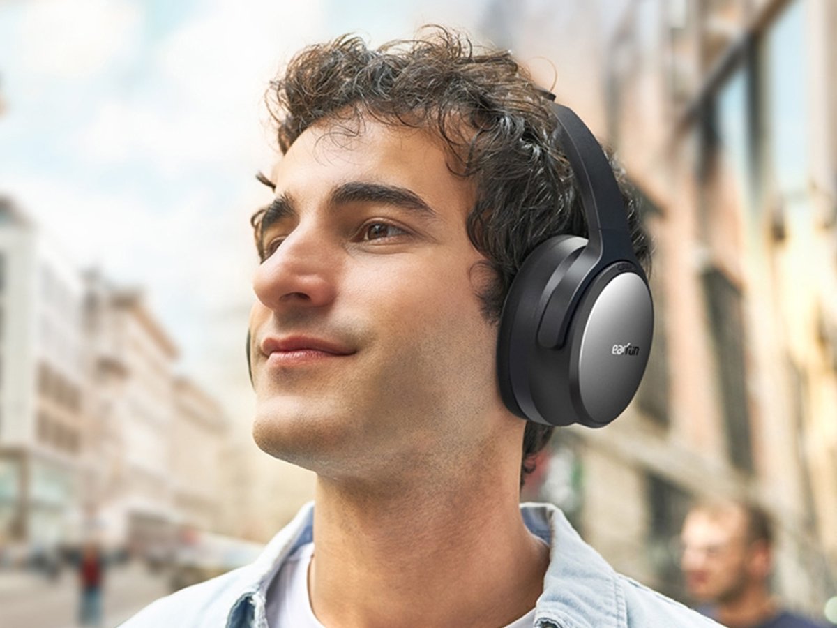 Słuchawki bezprzewodowe EarFun Tune Pro Czarne - Grafika lifestyle
