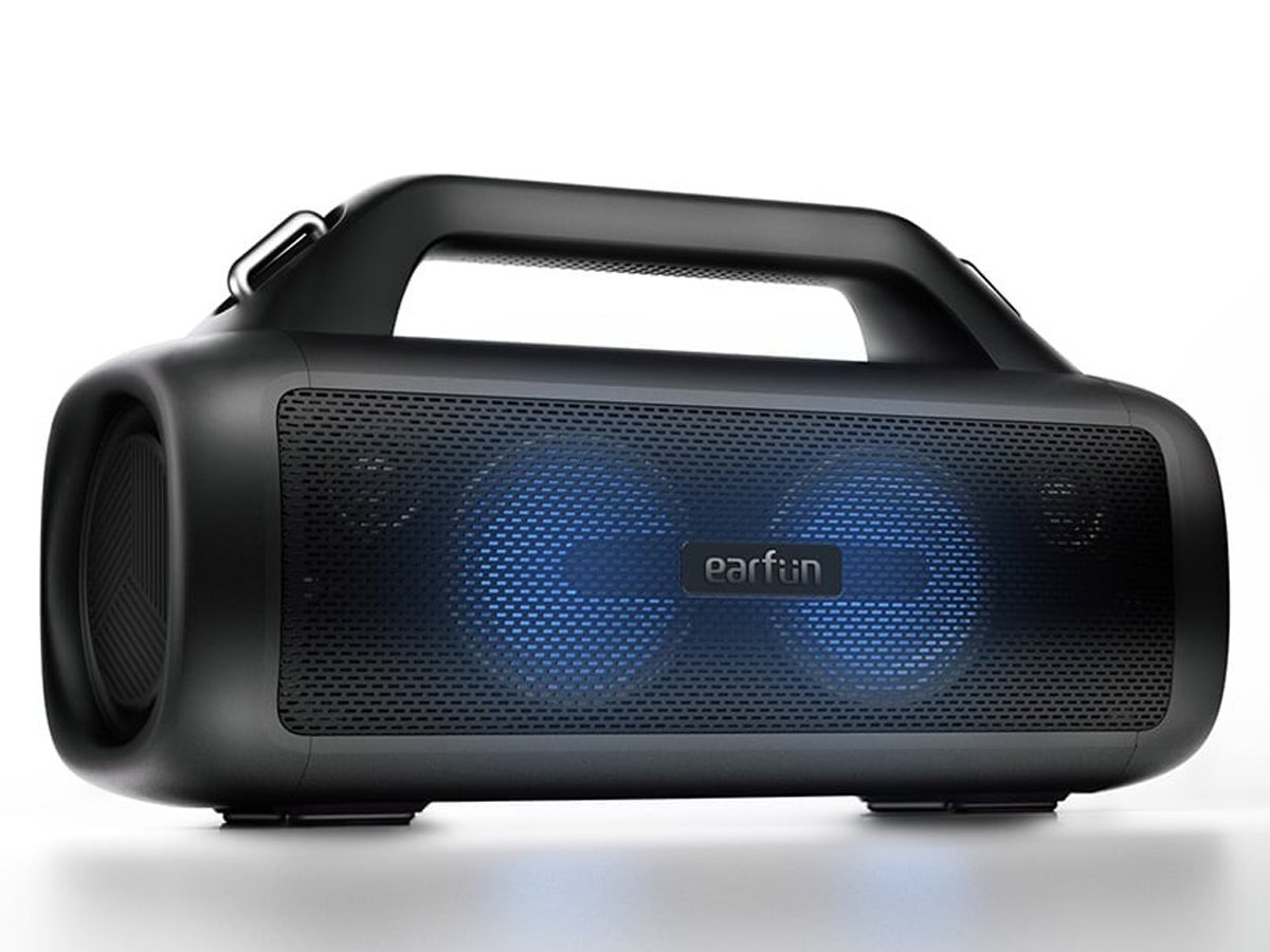 Głośnik bezprzewodowy Bluetooth EarFun UBOOM X - Widok od przodu pod kątem, grafika z tłem