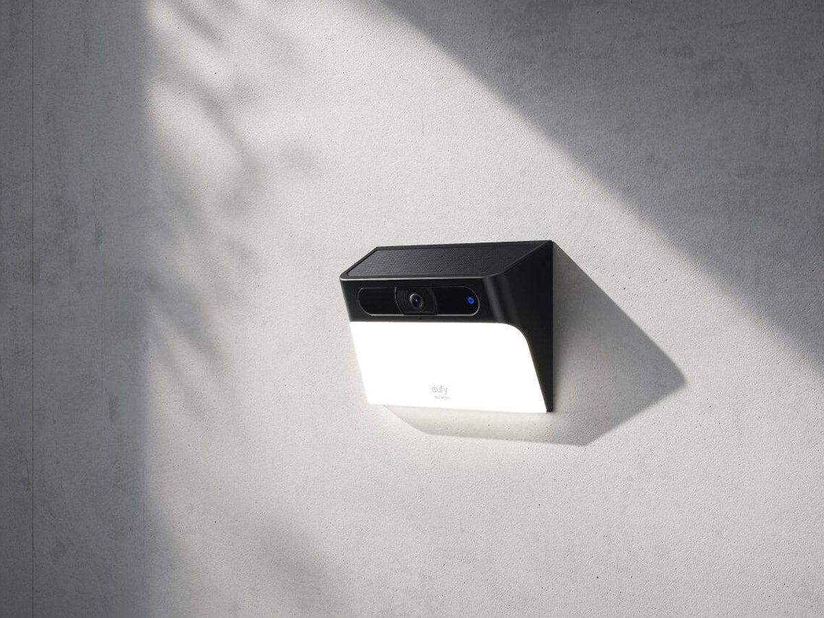 Eufy SOLAR WALL LIGHT CAM S120 na ścianie
