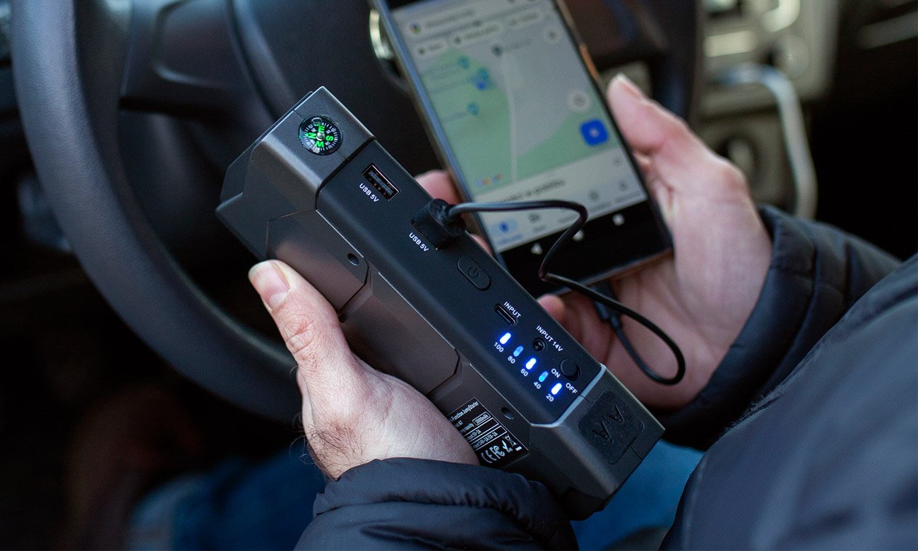 ExtraLink Jump Starter Max 7 podczas ładowania telefonu