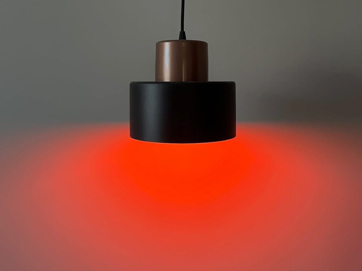 Lampa z czerwonym światłem
