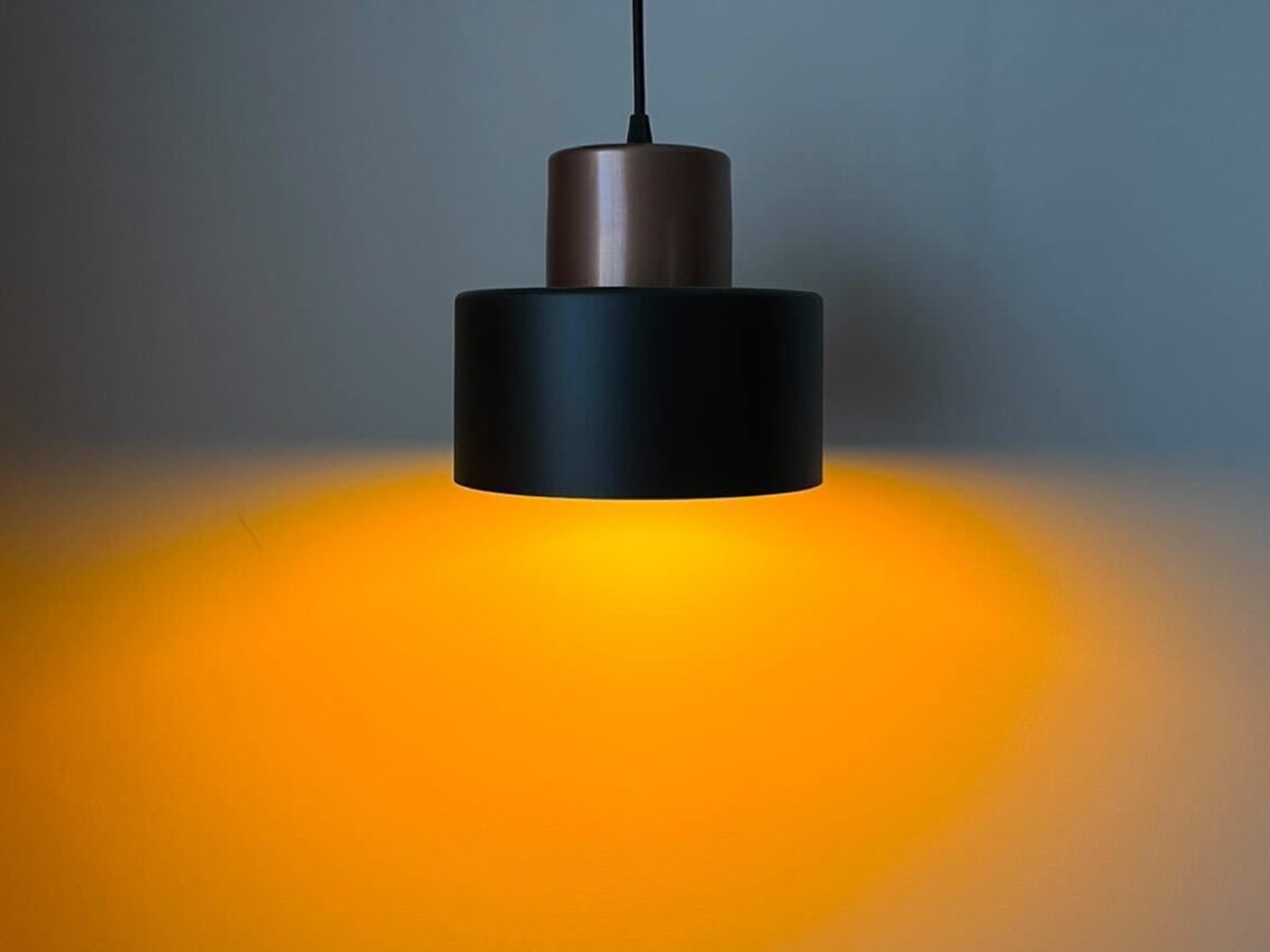 Lampa z pomarańczowym światłem