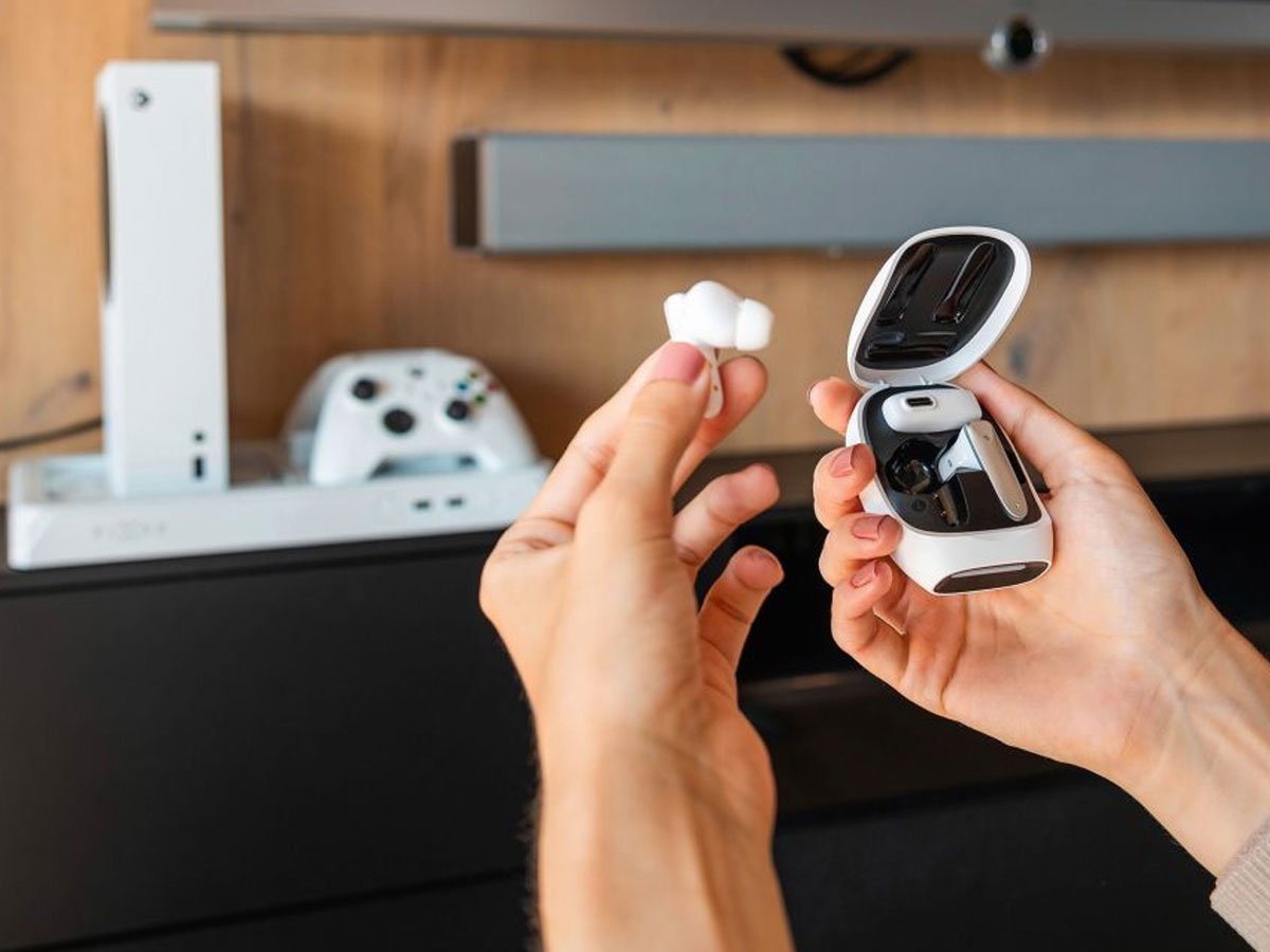 Słuchawki bezprzewodowe FIXED Game Pods Białe - Grafika lifestyle