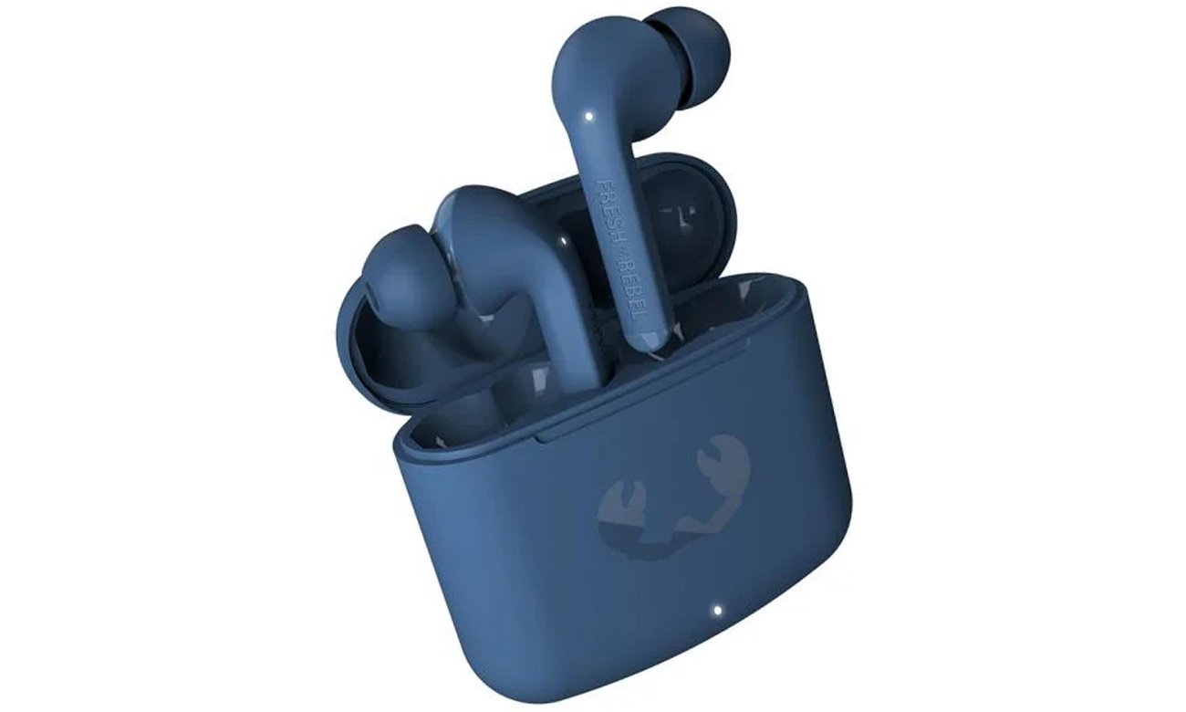 Słuchawki bezprzewodowe Fresh N Rebel Twins Fuse Steel Blue - Widok od przodu pod kątem wraz z otwartym etui ładującym