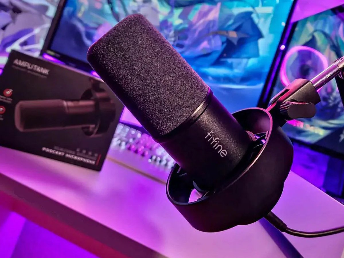 Zestaw mikrofonowy ze statywem XLR USB Fifine T688 - Grafika lifestyle