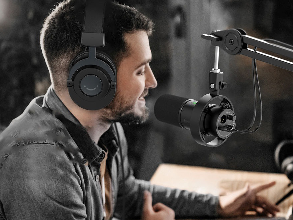 Zestaw mikrofonowy ze statywem XLR USB Fifine T688 - Grafika lifestyle