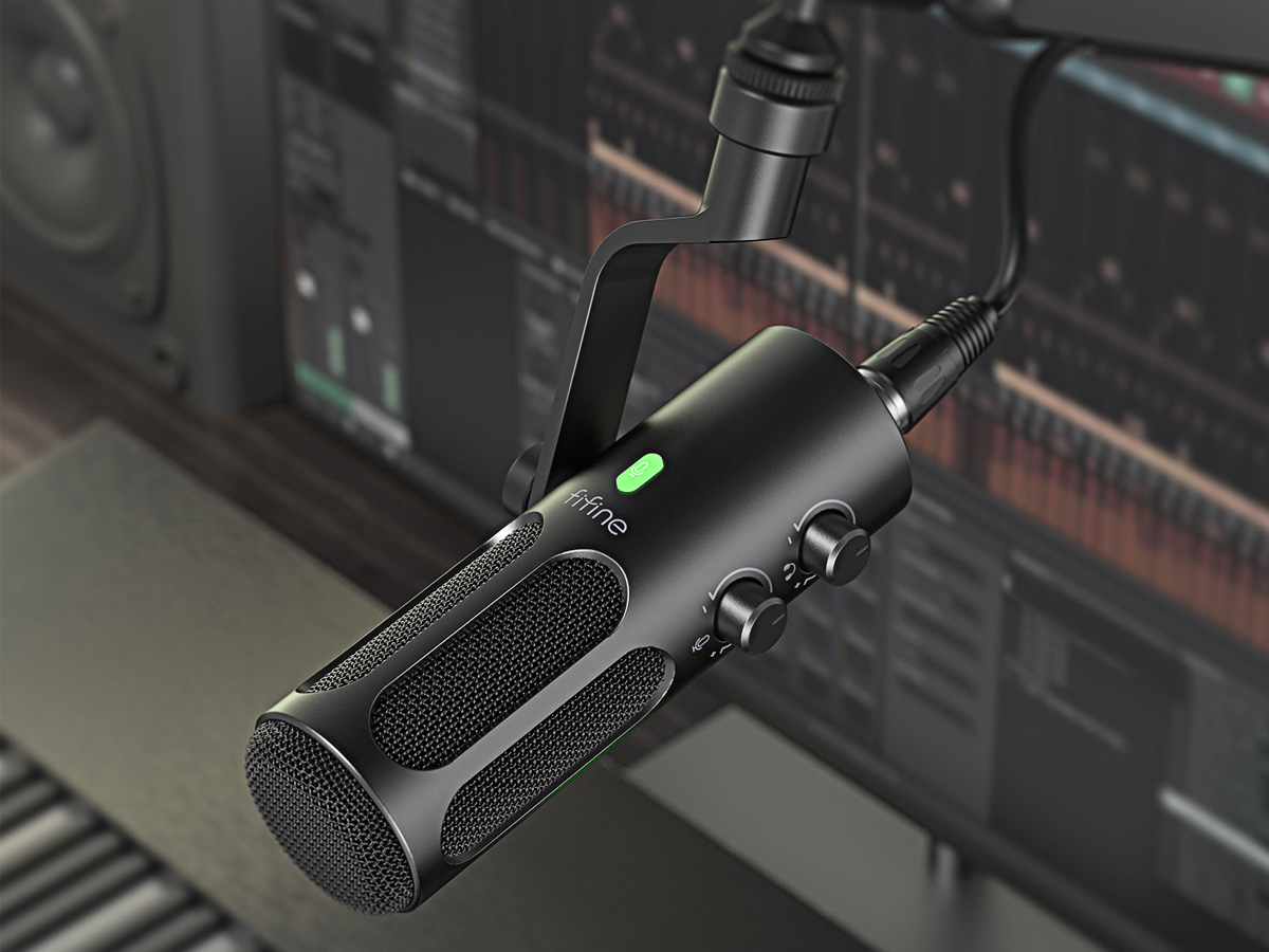 Dynamiczny mikrofon Fifine TANK3 USB + XLR - Grafika lifestyle