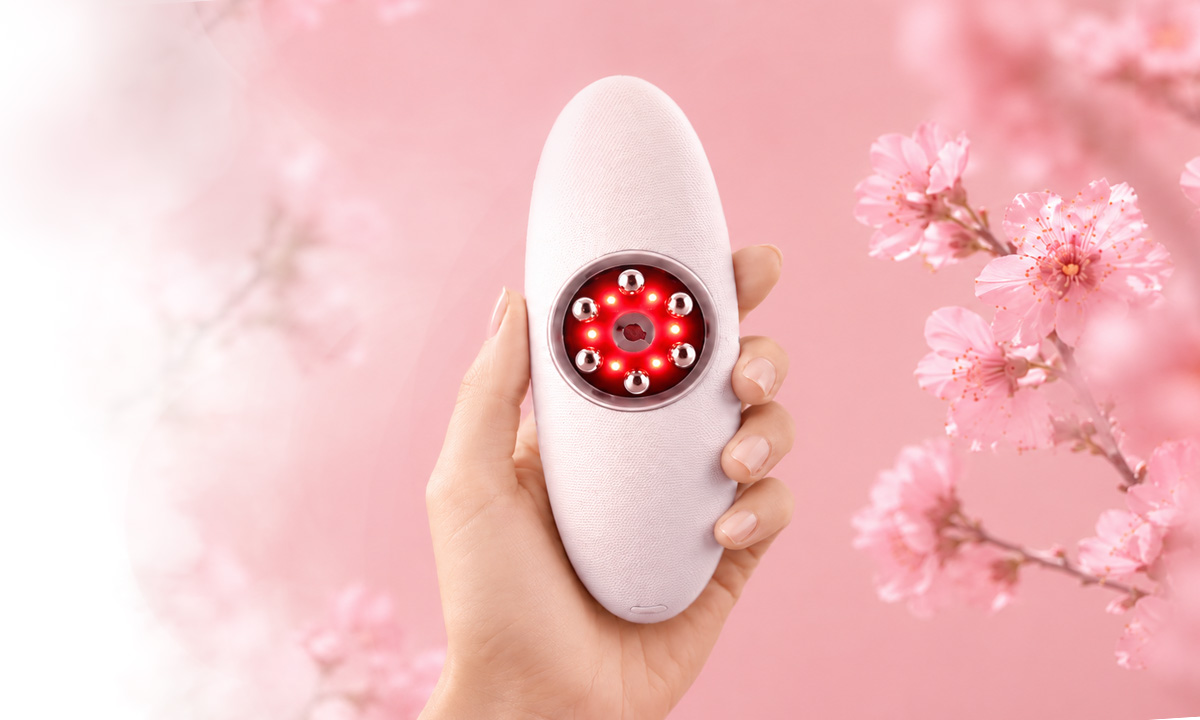 Garett Beauty Perfect Body biały z funkcją LED trzymany w dłoni na różowym tle