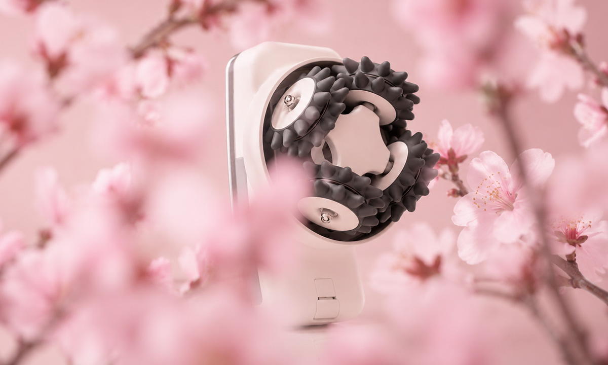 Masażer Garett Beauty Cellu Body srebrny z rolkami na różowym tle z kwiatami