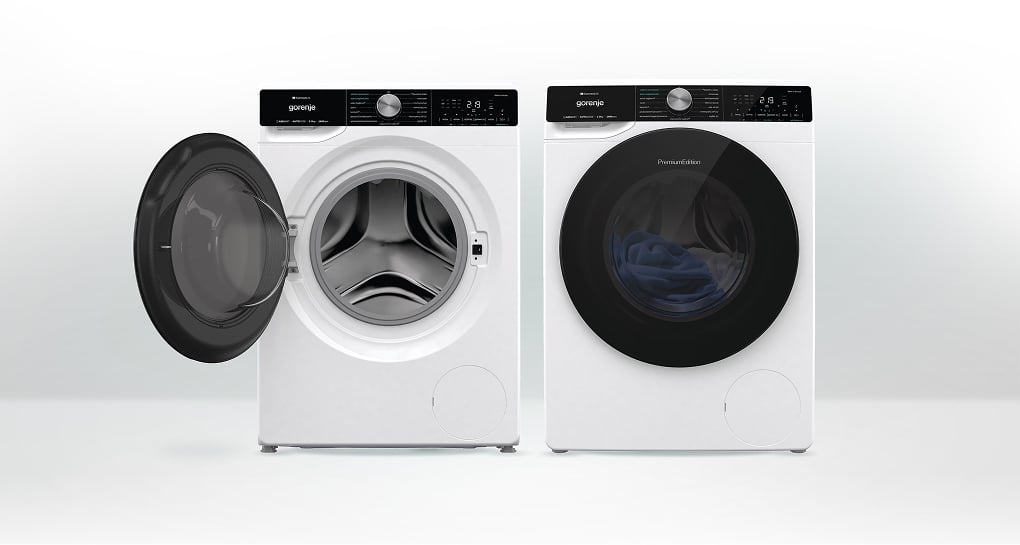 Dwie pralki Gorenje stojące obok siebie, po lewej z otwartymi drzwiami, po prawej z zamkniętymi