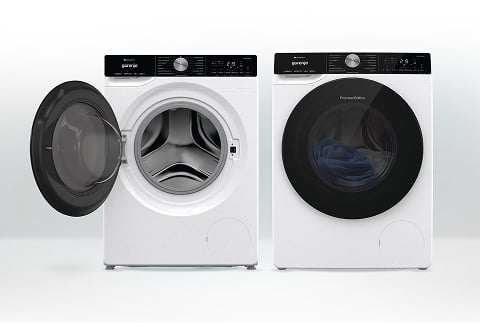 Dwie pralki Gorenje stojące obok siebie, po lewej z otwartymi drzwiami, po prawej z zamkniętymi