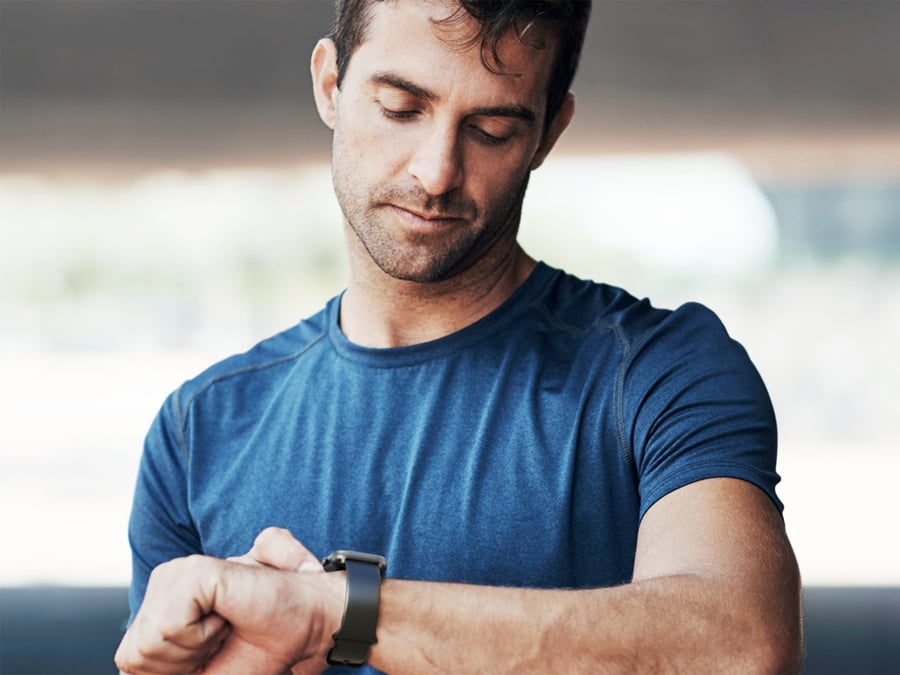 Hama Fit Watch 5000 na męskim nadgarstku