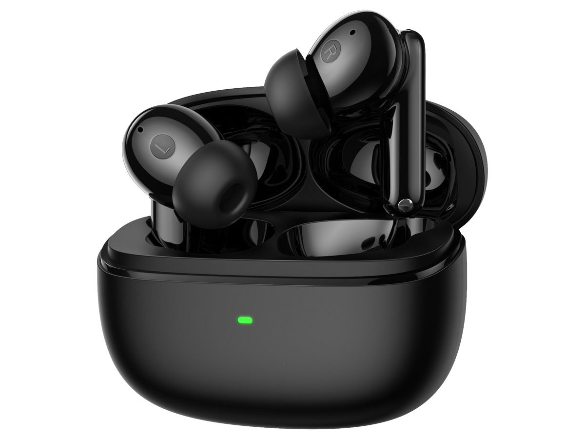 HATOR Hyperpunk Truepods Hybrid ANC Czarne - Widok od przodu pod kątem wraz z otwartym etui ładującym