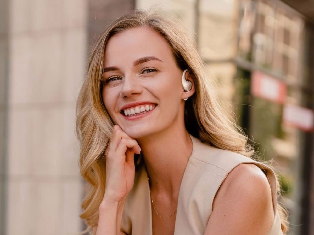 Słuchawki bezprzewodowe HONOR Earbuds Open - Grafika lifestyle