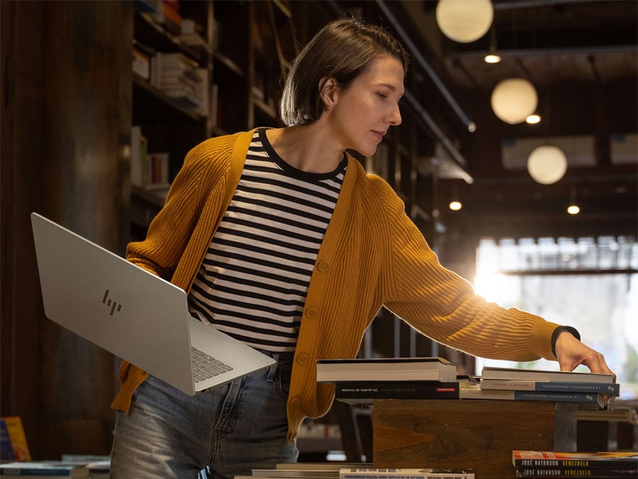 HP OmniBook 7 AI pokrywa matrycy