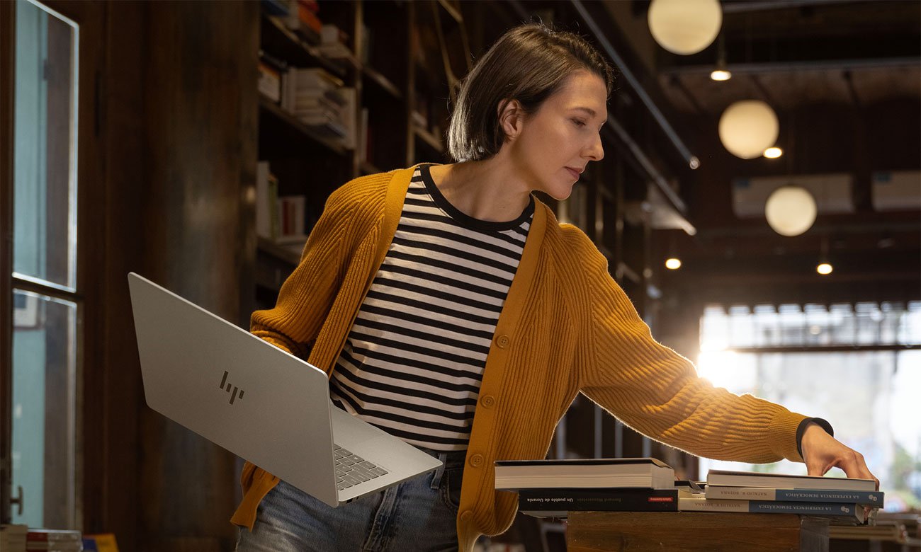 HP OmniBook 7 AI pokrywa matrycy