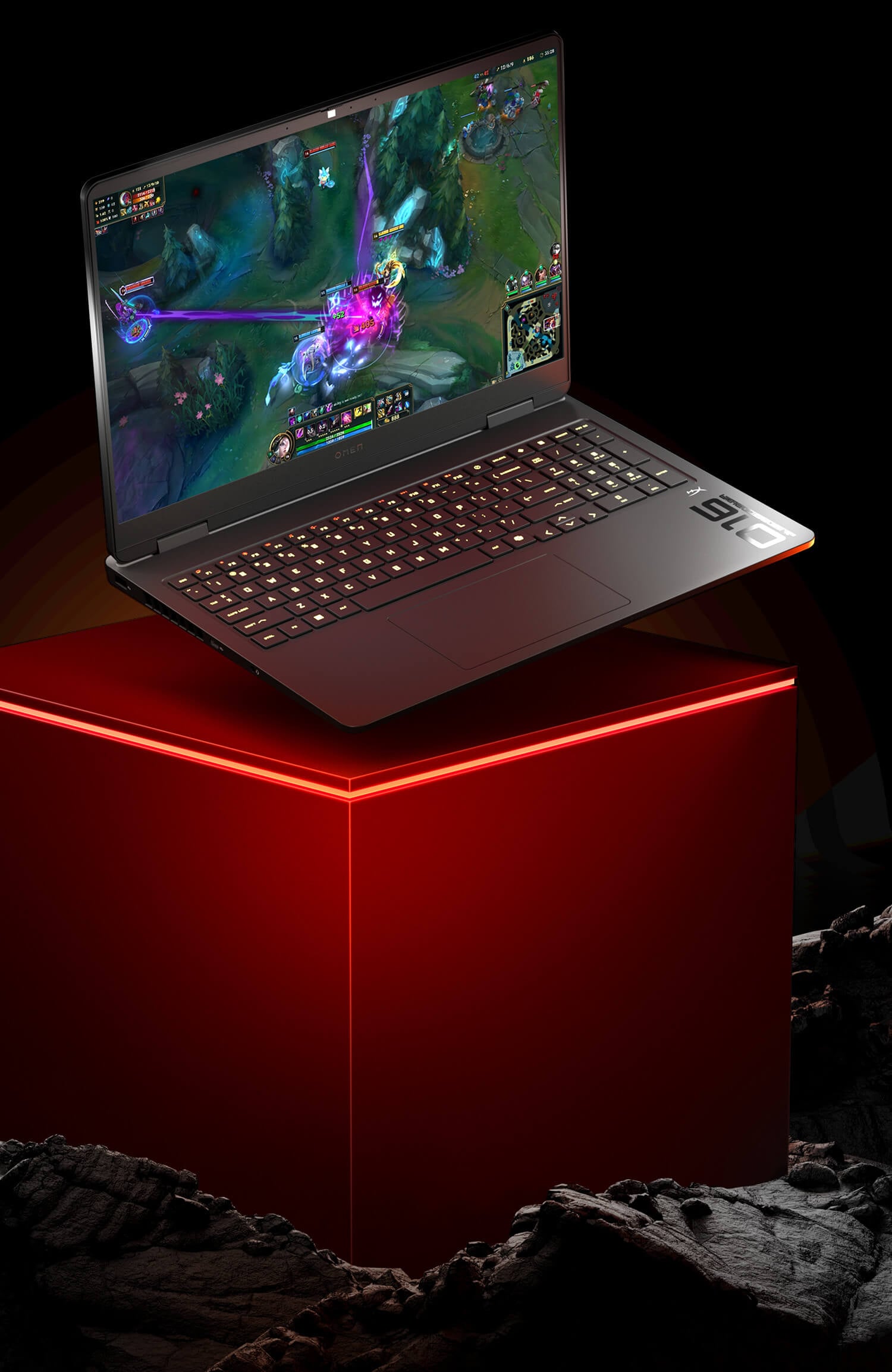Laptop HP OMEN 16 z podświetlaną klawiaturą wyświetlający grę League of Legends na czerwonym postumencie